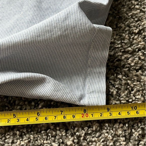 Old Navy Men's Light Gray Flat Front Shorts - Picture 5 of 7